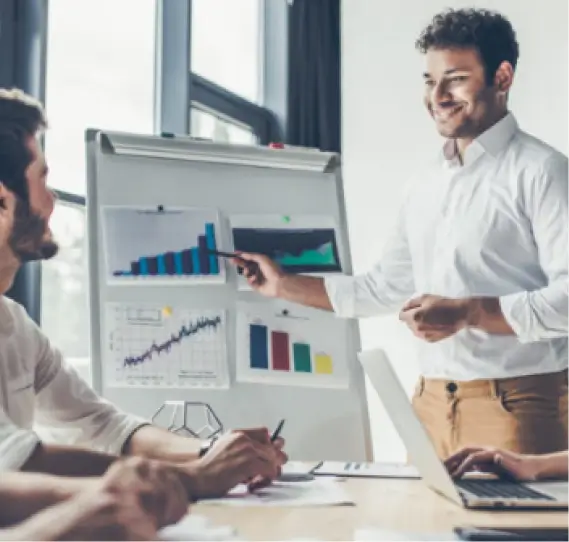 Un equipo de negocios analiza gráficos y datos en una presentación.